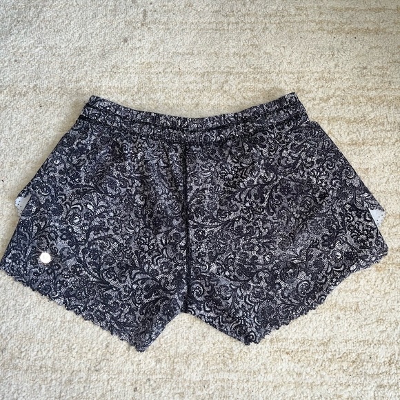 Lululemon Hit It Short (3 1/2”) Mini Cinder Lace White Black - Picture 1 of 5